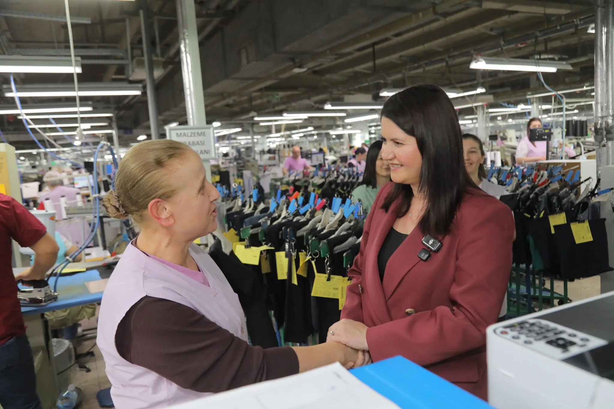 BAŞKAN GENCAN’A SEVGİ SELİ: FABRİKALARDA KADIN DAYANIŞMASI galeri görseli